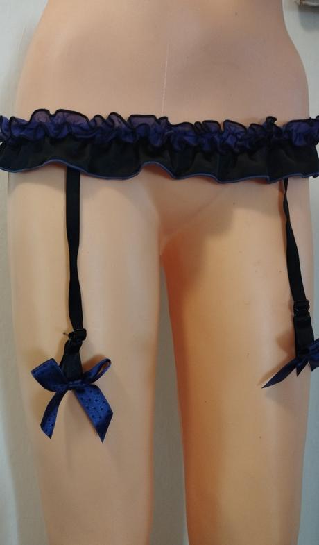 S maslickami podvazkovy pas, secret possessions,m