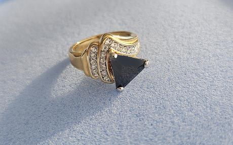 Zdobený dámsky prsteň, 