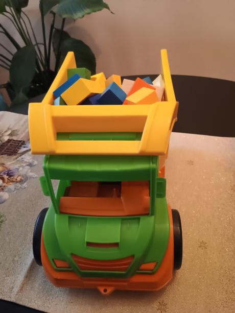 Nákladné vyklápacie auto,