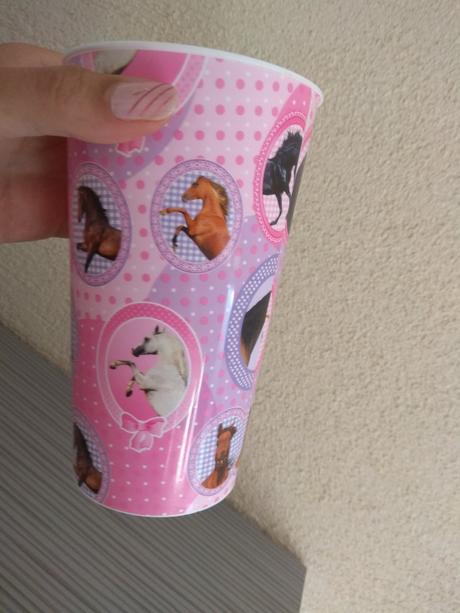 Plastový pohár s koníkmi,