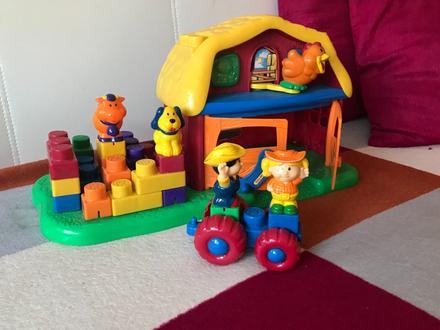 Lego domček+ autičko, 3 zvieratka, 2 panáčiky,