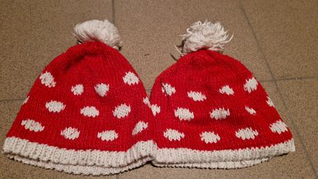 Čiapky s bodkami vel. 116 aj pre dvojičky, 116