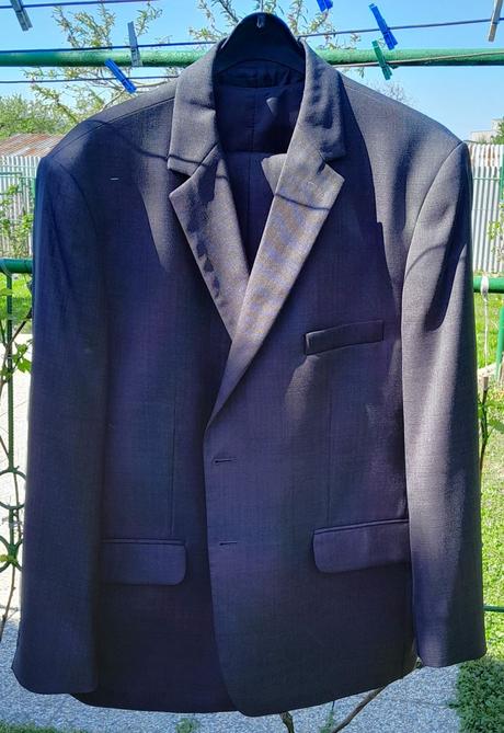 Sivý pánsky oblek, 56