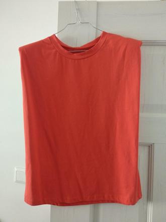 Červené tričko s vypchávkami, 