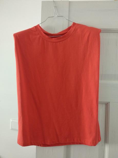 Červené tričko s vypchávkami, 