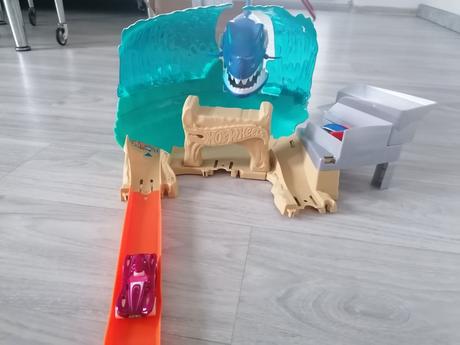 Dráha hot wheels žralok,