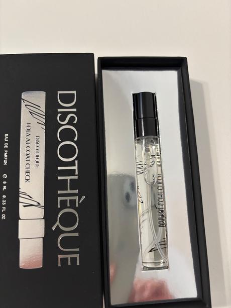 Discothèque lola at coat check, 