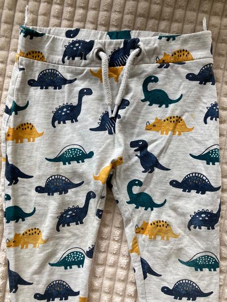 Dino tepláky, c&a,92