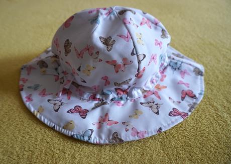 Biely klobúk s motýľmi, h&m,122