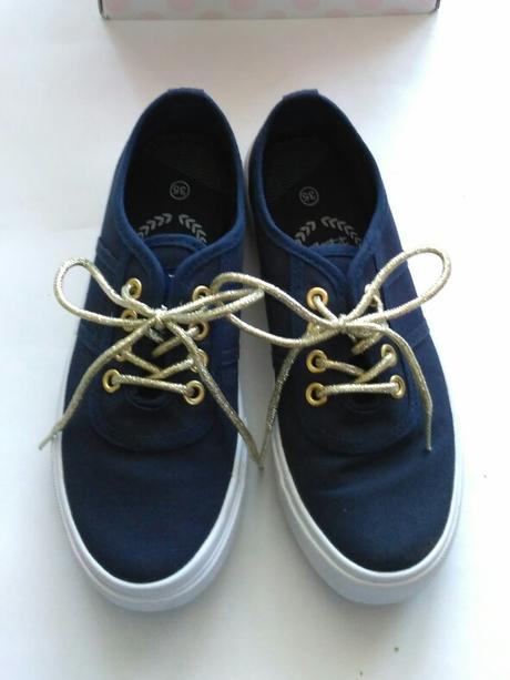 Tmavomodré plátenky so zlatými šnurkami, 35