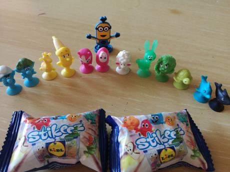 Kinder šmoulovia mix , stikeez ...,