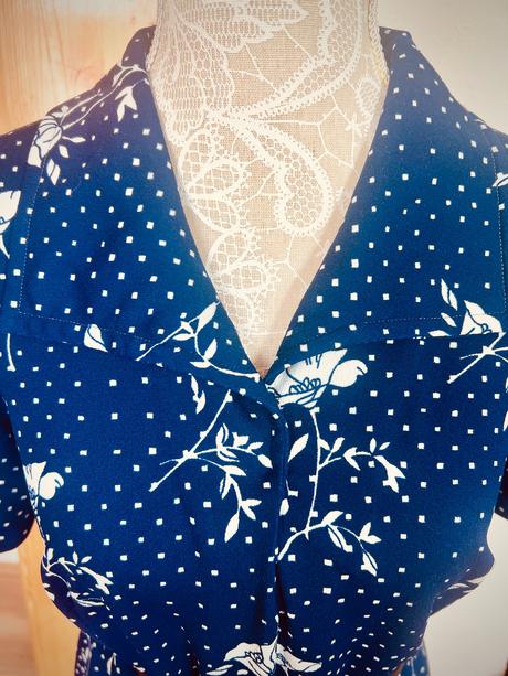 Modré šaty s kvetmi, 44, 44