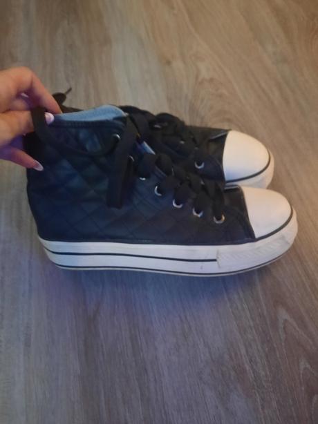 Vyvýšené tenisky, 36