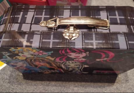 Kvalitný nový väčší kufor monster high, rozmery 43,