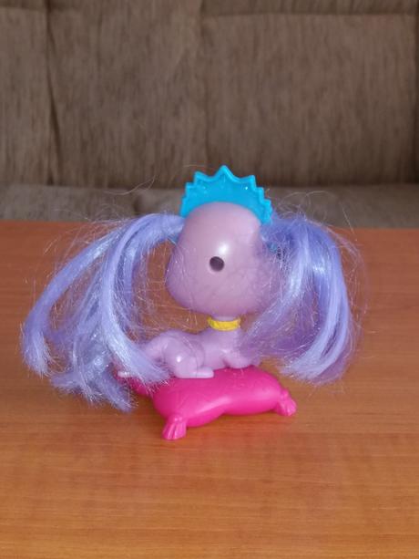 Postavička psíka na vankúše, 