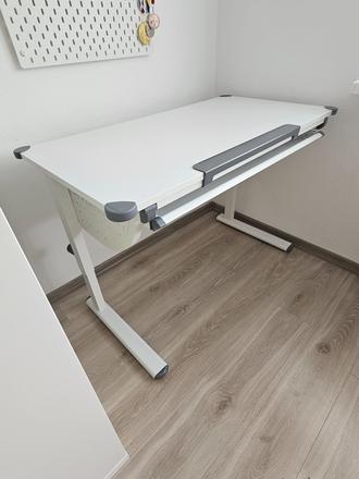 Detský výškovo nastaviteľný písací stôl,