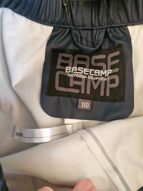 Nohavice do dažďa, 140