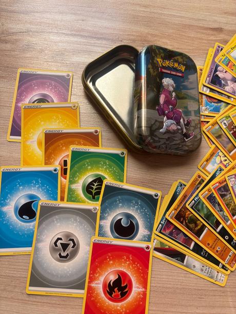 Pokémon karty+plechova krabička, 