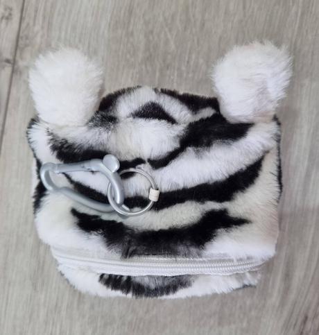 Huňatá kapsička zebra s karabínou, 