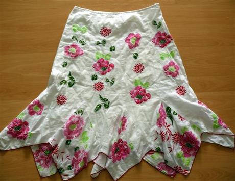 Biela sukňa so spodničkou,kvetinovými aplikáciami, 38