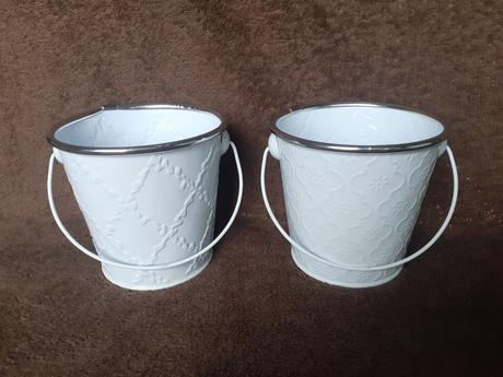 Kovové závesné biele kvetináče - vedierka,