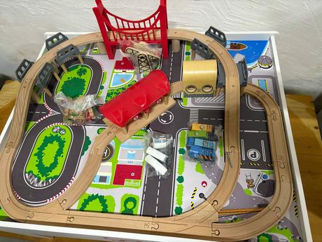 Hape stolik s vlacikovou drahou a doplnkami,