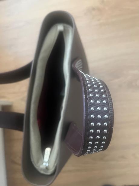 Justo kabelka, ju´sto