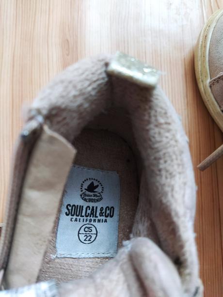 Dievcenske topanky, 22