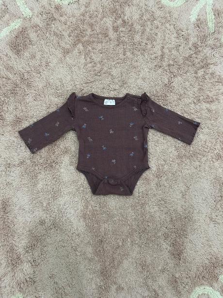 Rebrované body s kvetinkami, 68