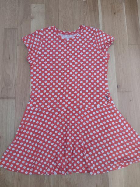 Červené bodkované šaty, 122
