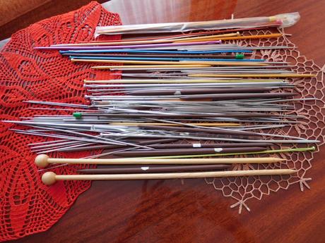 Ihlice rozne na pletenie aj háčiky, 