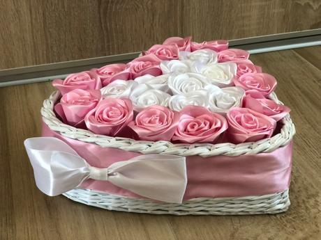 Handmade ružičky v srdiečkovom košíku, 