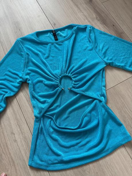 Nadherny top s vyrezom, s