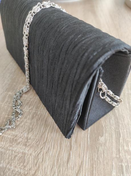 Čierna saténová spoločenská kabelka, 