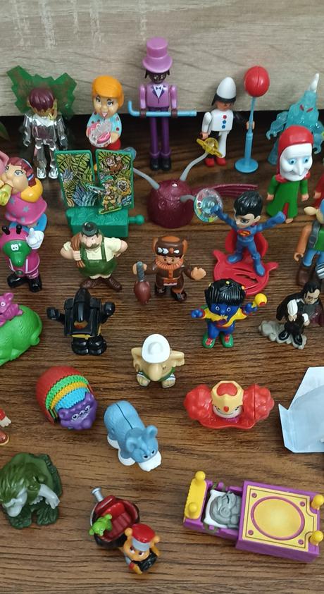 Kinder figúrky mix,