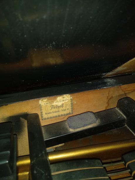 Historický klavír - krídlo petrof, 