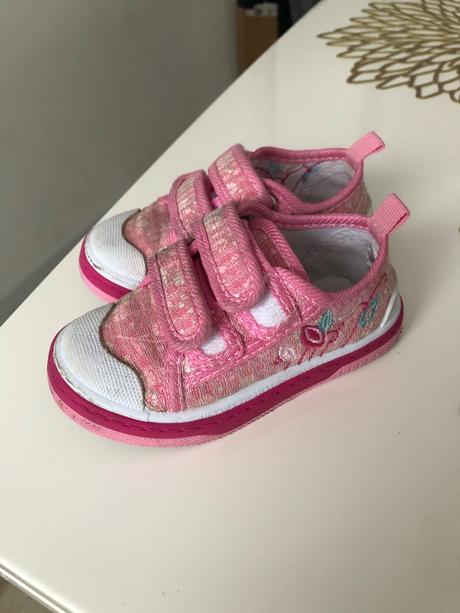 Tenisky s pevnou špičkou, 23