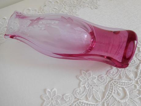 Alexnadritové hútni sklo s růži výška 27,5 cm, 