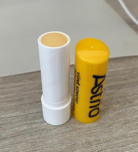 Dekoratívna kozmetika rôznych značiek, 