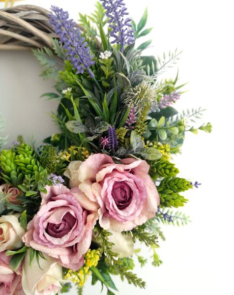 Veniec s ružou a levanduľou,