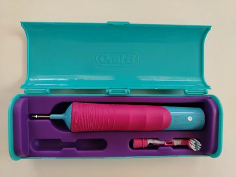 Elektrická zubná kefka oral b, 