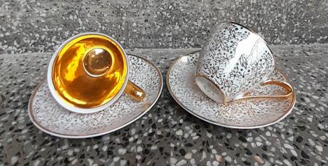 Porcelánové šálky s lístkami, 