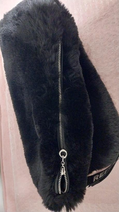 Čierna kožušinová kabelka zn. bershka, bershka