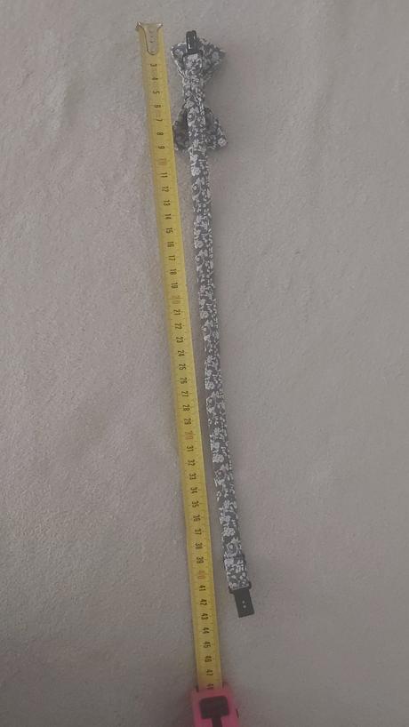 Motýlik ku košeli šedobiely, 