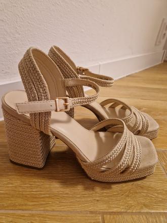 Slamené sandále na podpätku, 38