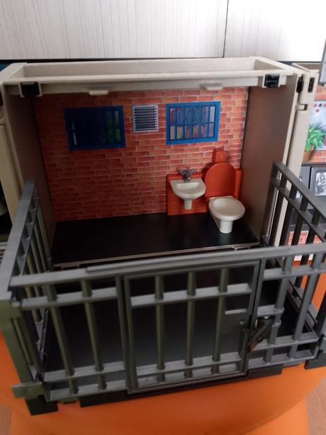 Polícia,  väznica, policajná stanica, 