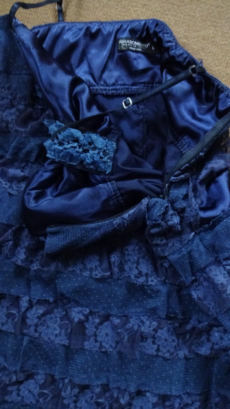 Tmavomodré šaty rinascimento, l