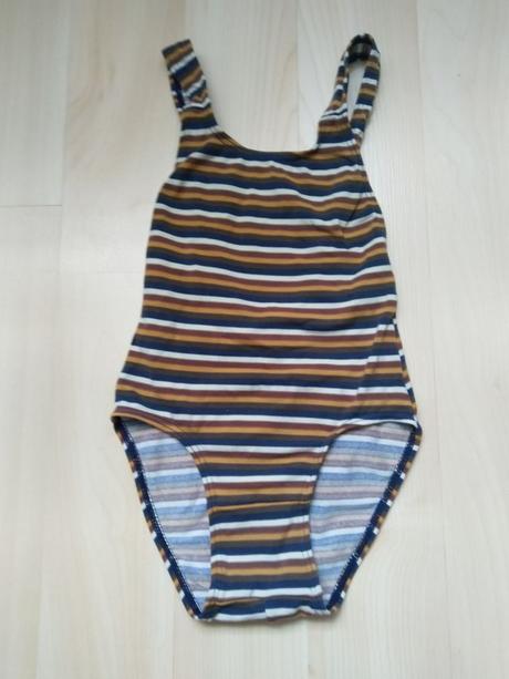 Jednodielne pásikavé plavky, 104