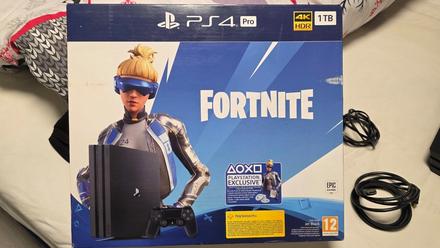 Predám playstation 4 pro 1tb + 2 ovládače s nabíja, 