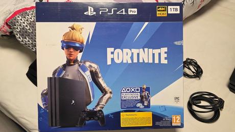 Predám playstation 4 pro 1tb + 2 ovládače s nabíja,